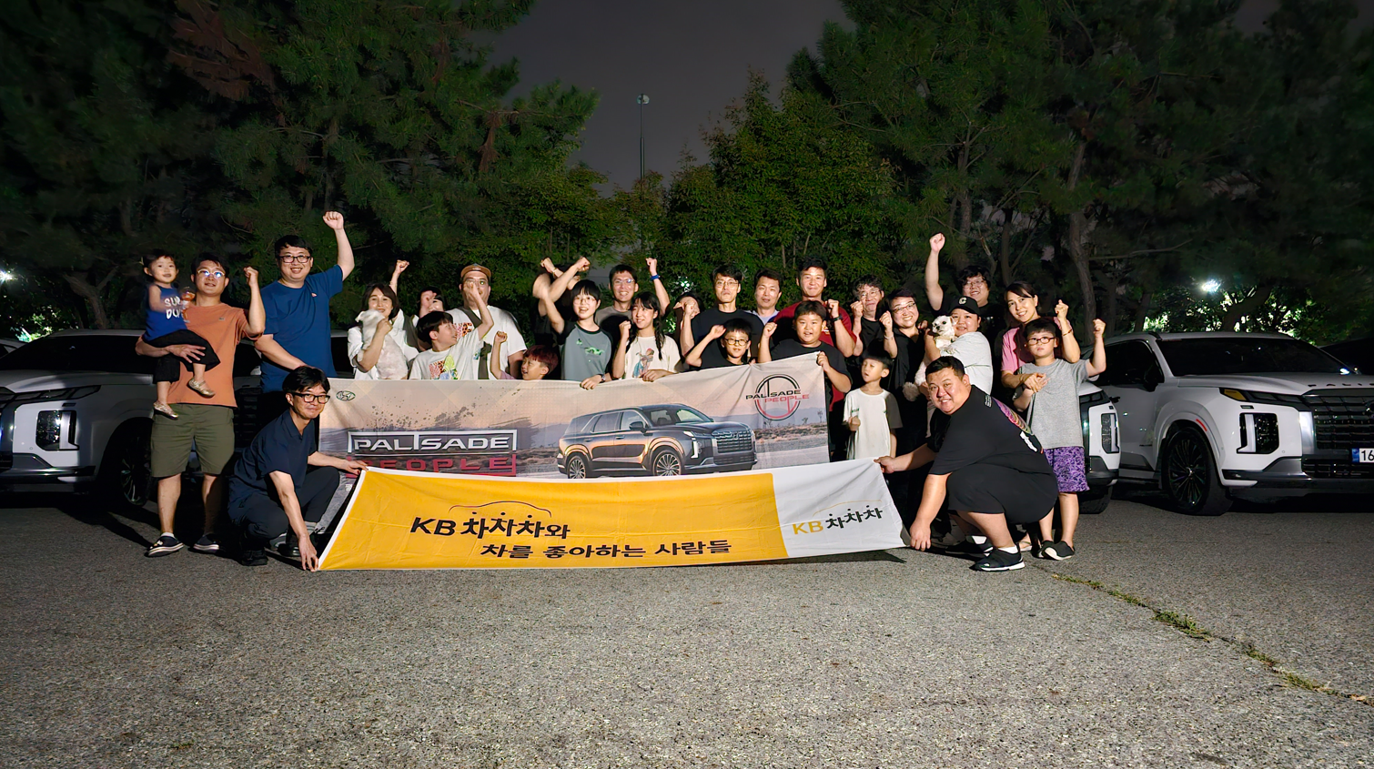 야외, 사람, 의류, 차량이(가) 표시된 사진
자동 생성된 설명