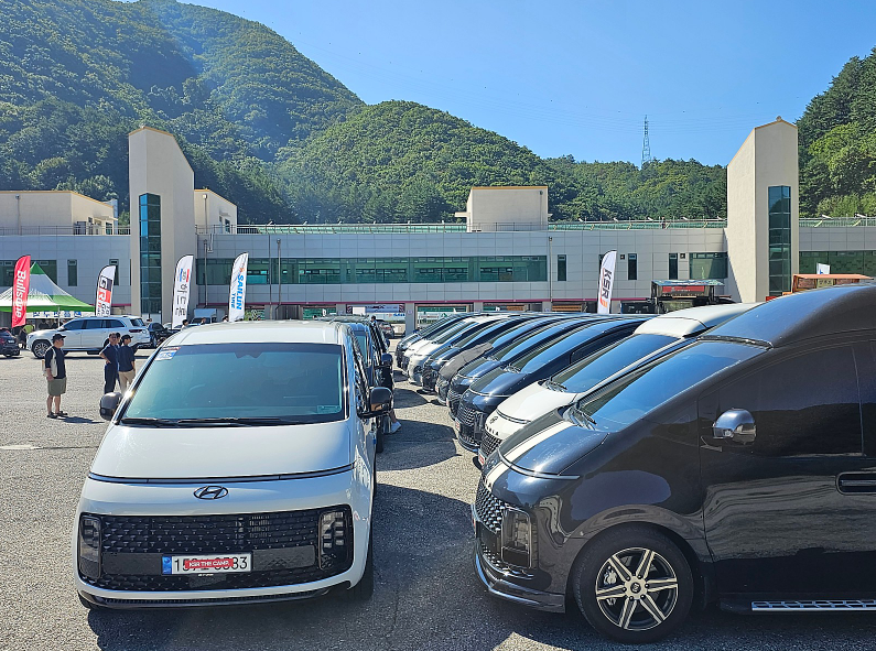 차량, 육상 차량, 야외, 바퀴이(가) 표시된 사진

자동 생성된 설명