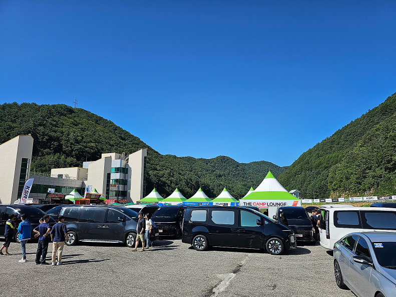 야외, 육상 차량, 하늘, 차량이(가) 표시된 사진

자동 생성된 설명