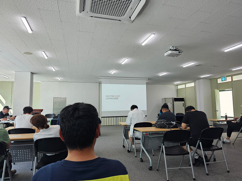 의자, 실내, 가구, 벽이(가) 표시된 사진

자동 생성된 설명