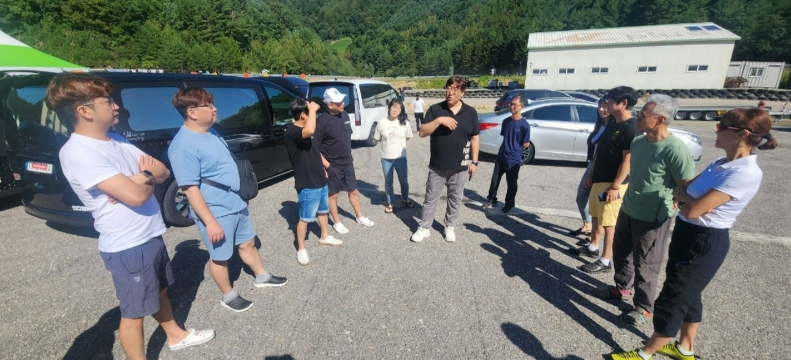 야외, 사람, 신발류, 의류이(가) 표시된 사진

자동 생성된 설명