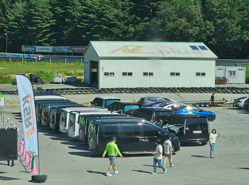 야외, 육상 차량, 차량, 바퀴이(가) 표시된 사진

자동 생성된 설명