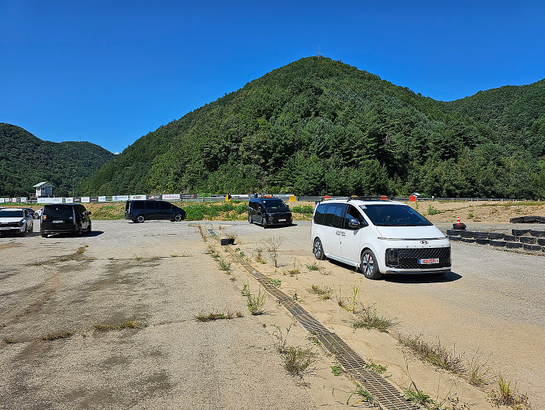 야외, 차량, 육상 차량, 바퀴이(가) 표시된 사진

자동 생성된 설명