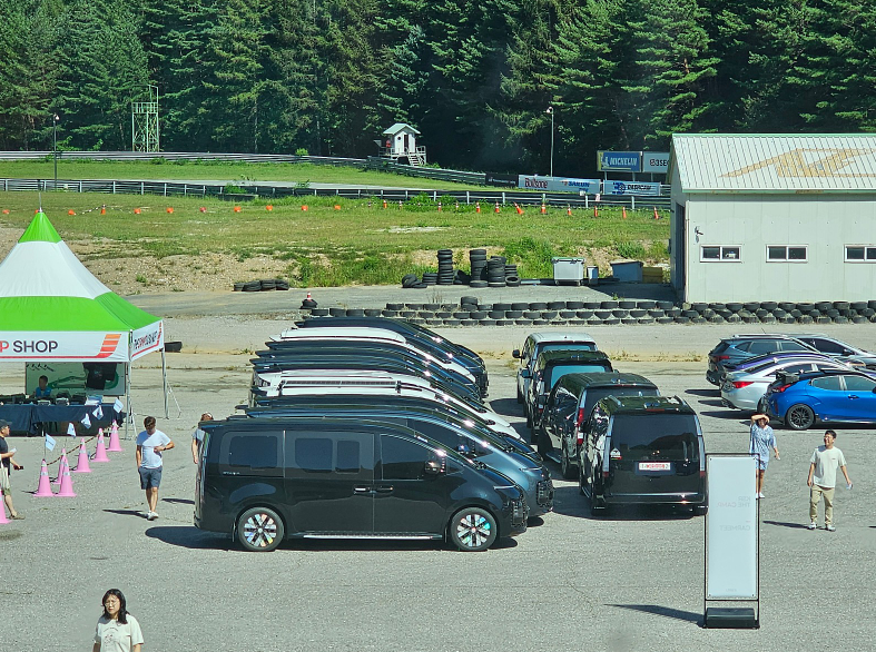 야외, 차량, 육상 차량, 바퀴이(가) 표시된 사진

자동 생성된 설명