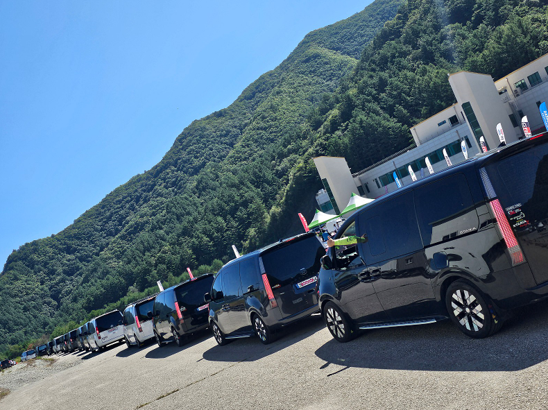 야외, 바퀴, 하늘, 육상 차량이(가) 표시된 사진

자동 생성된 설명