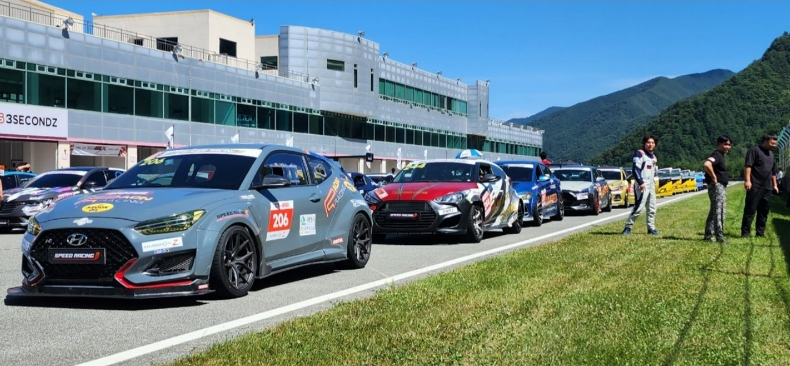 야외, 차량, 육상 차량, 하늘이(가) 표시된 사진

자동 생성된 설명