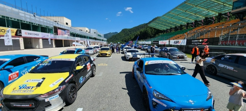 육상 차량, 차량, 야외, 텍스트이(가) 표시된 사진

자동 생성된 설명