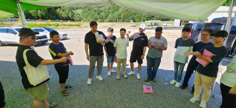 사람, 의류, 야외, 팀이(가) 표시된 사진

자동 생성된 설명