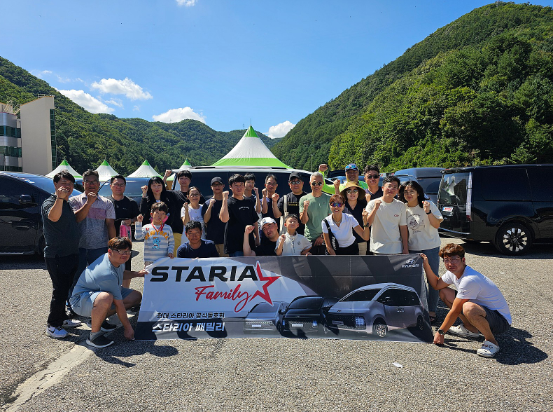 야외, 의류, 하늘, 차량이(가) 표시된 사진

자동 생성된 설명