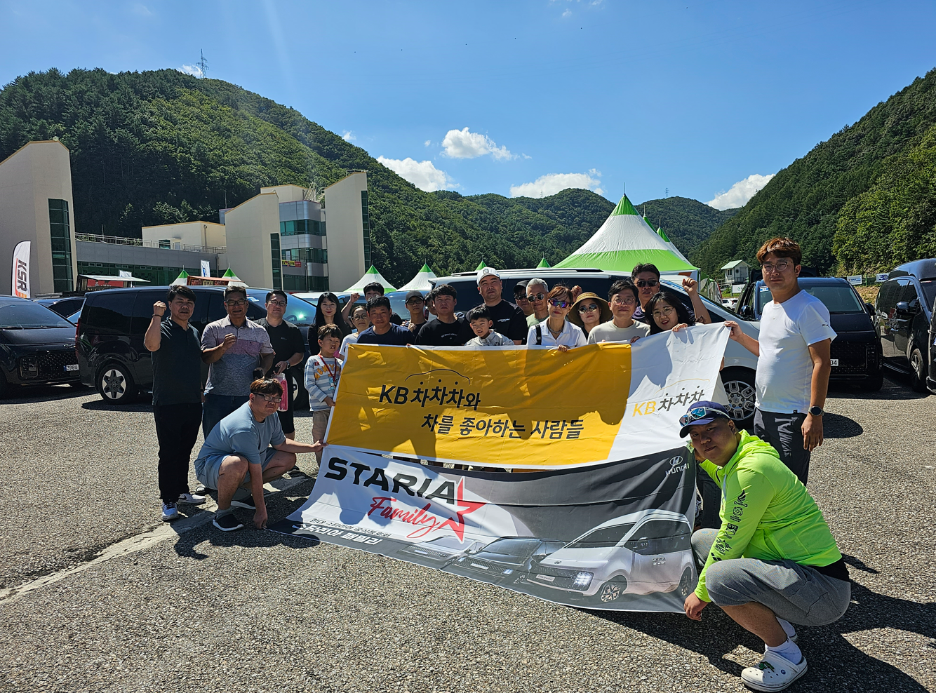 야외, 의류, 하늘, 사람이(가) 표시된 사진

자동 생성된 설명