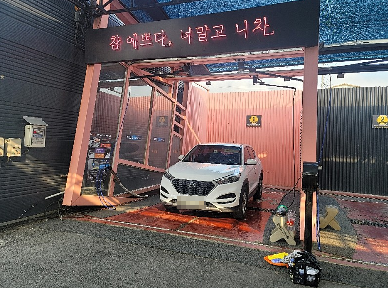텍스트, 육상 차량, 바퀴, 차량이(가) 표시된 사진

자동 생성된 설명