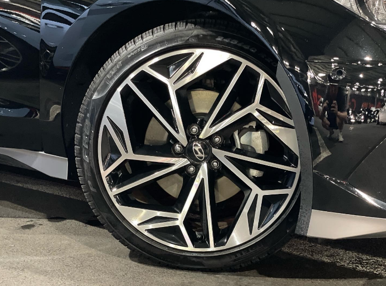 타이어, 차량, 자동차 부품, 림이(가) 표시된 사진

자동 생성된 설명