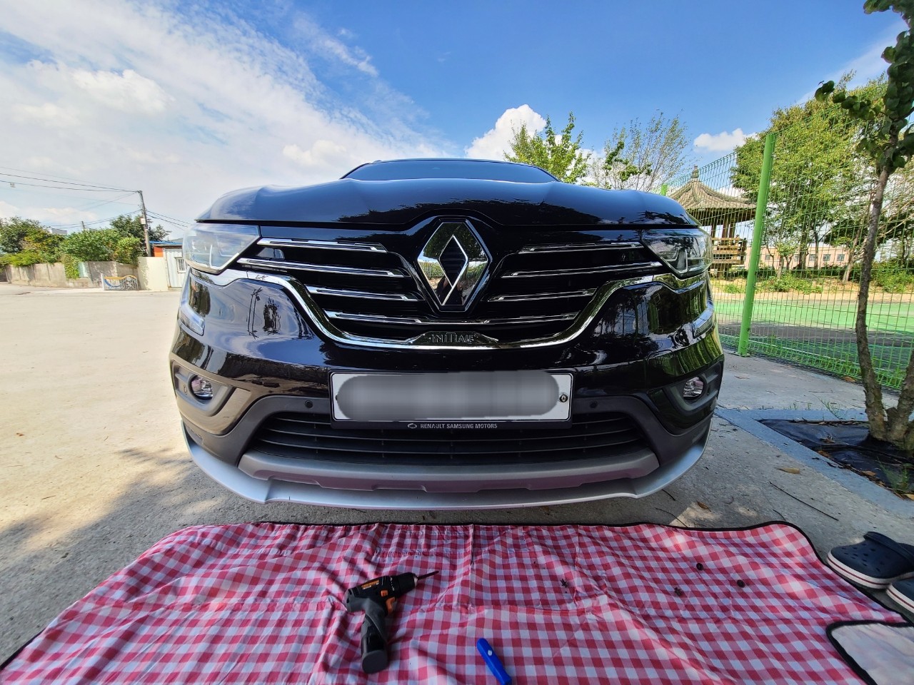 하늘, 야외, 차량, 육상 차량이(가) 표시된 사진
자동 생성된 설명