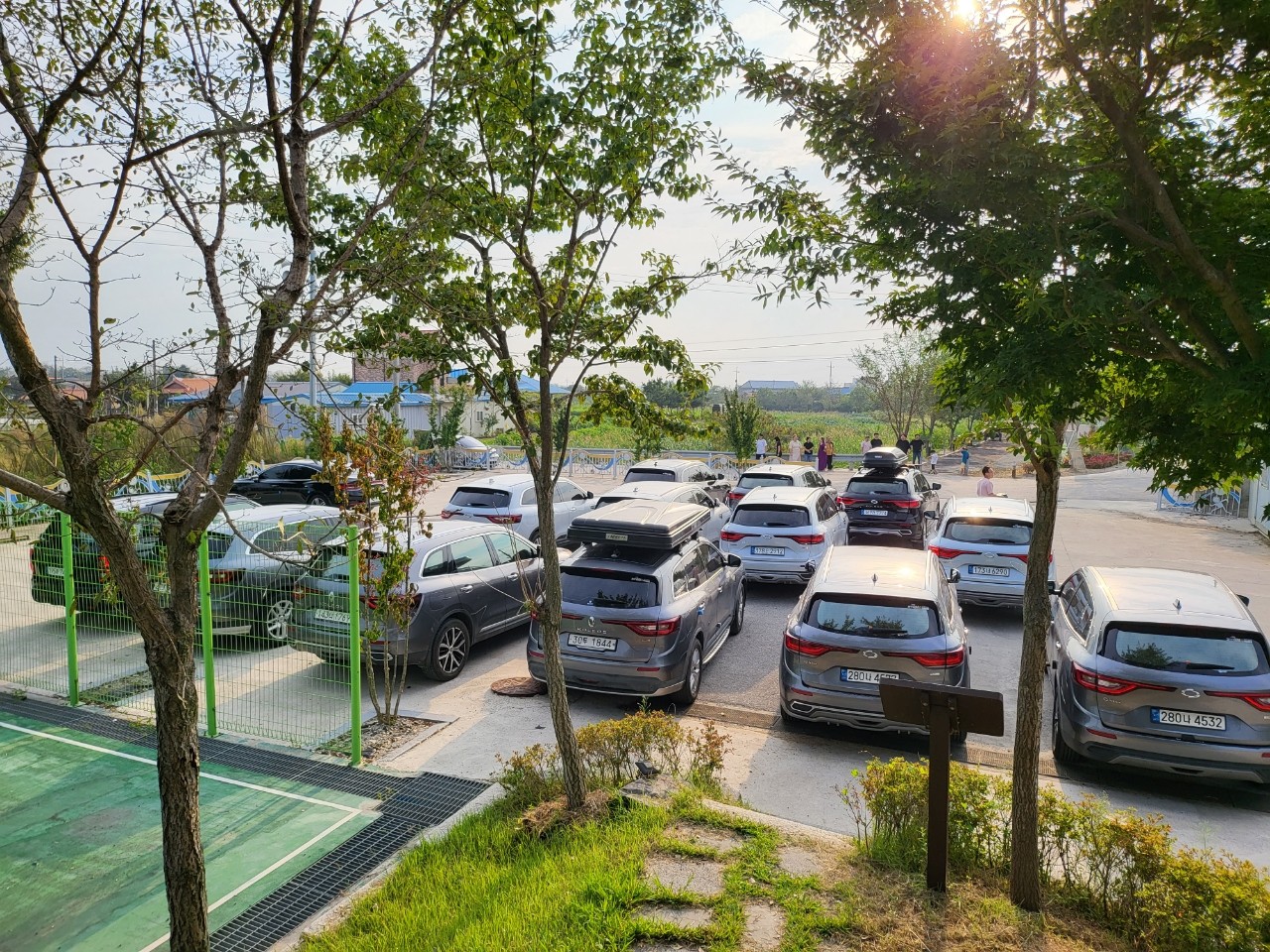 야외, 차량, 육상 차량, 나무이(가) 표시된 사진
자동 생성된 설명