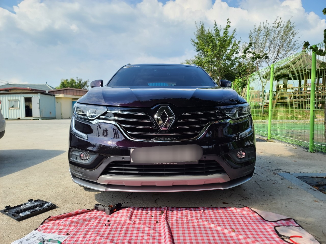 차량, 하늘, 육상 차량, 야외이(가) 표시된 사진
자동 생성된 설명