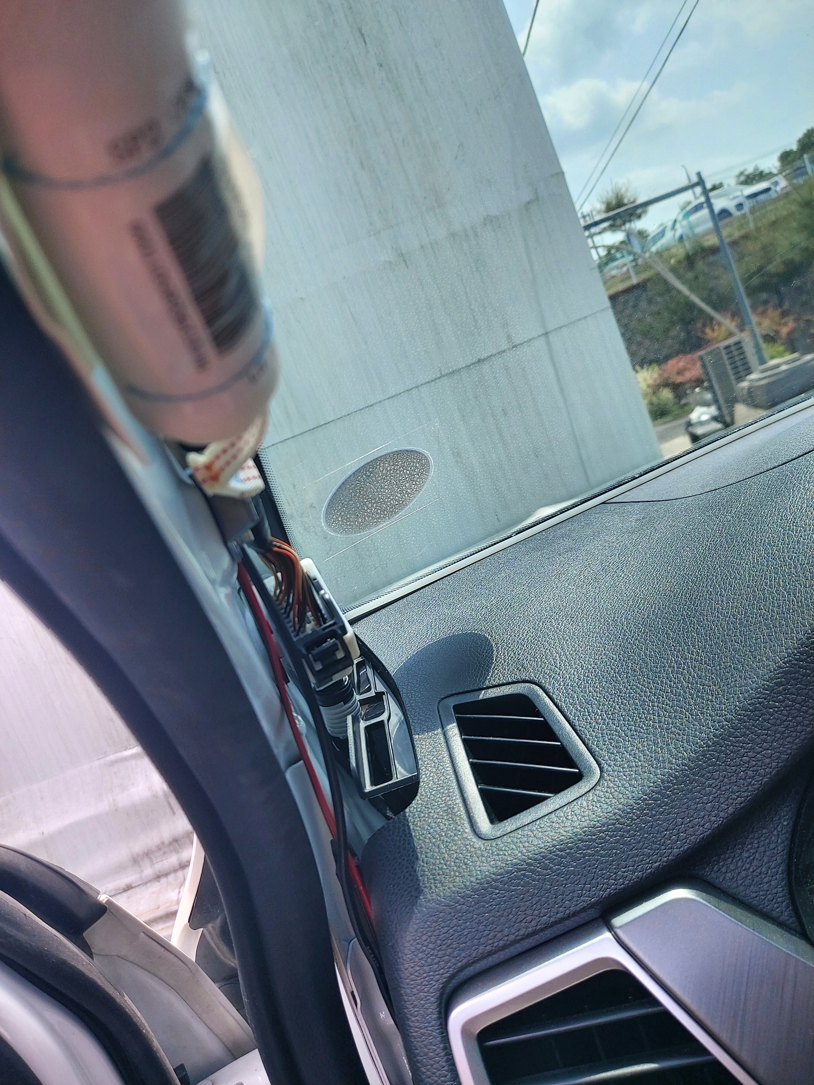 거울, 차량, 자동차, 야외이(가) 표시된 사진
자동 생성된 설명