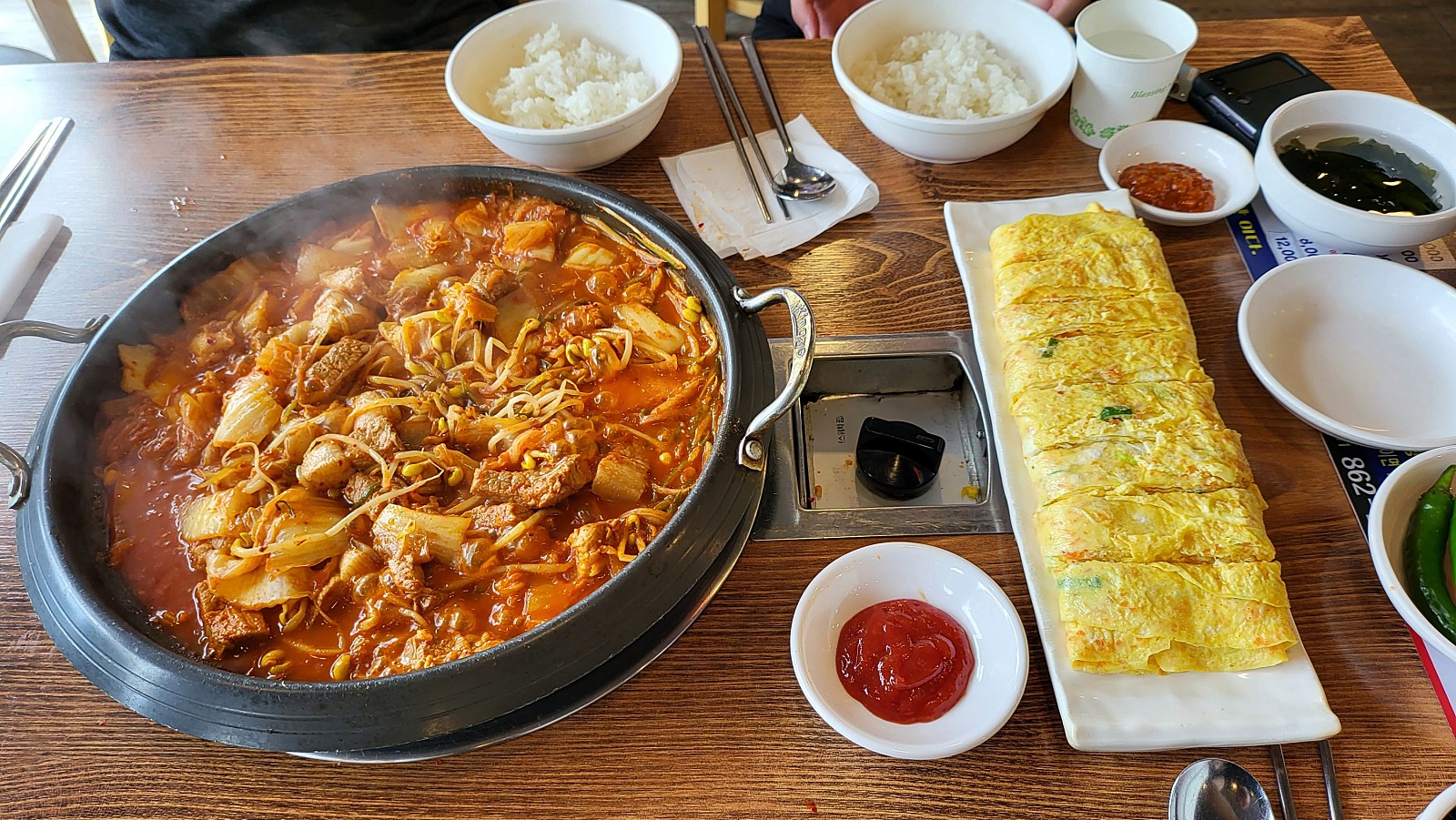 음식, 식사, 요리, 테이블웨어이(가) 표시된 사진

자동 생성된 설명