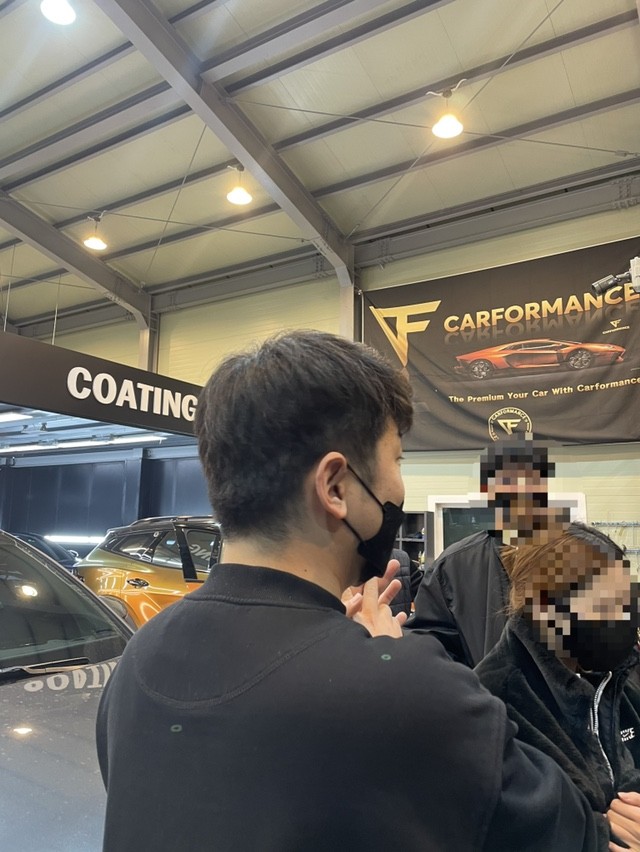 의류, 사람, 인간의 얼굴, 천장이(가) 표시된 사진
자동 생성된 설명