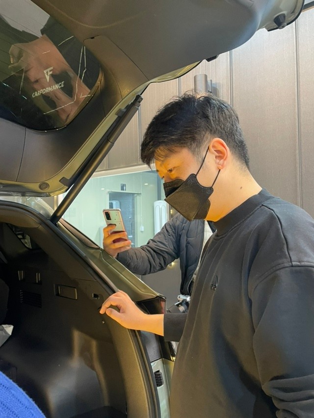 사람, 의류, 거울, 차량이(가) 표시된 사진
자동 생성된 설명