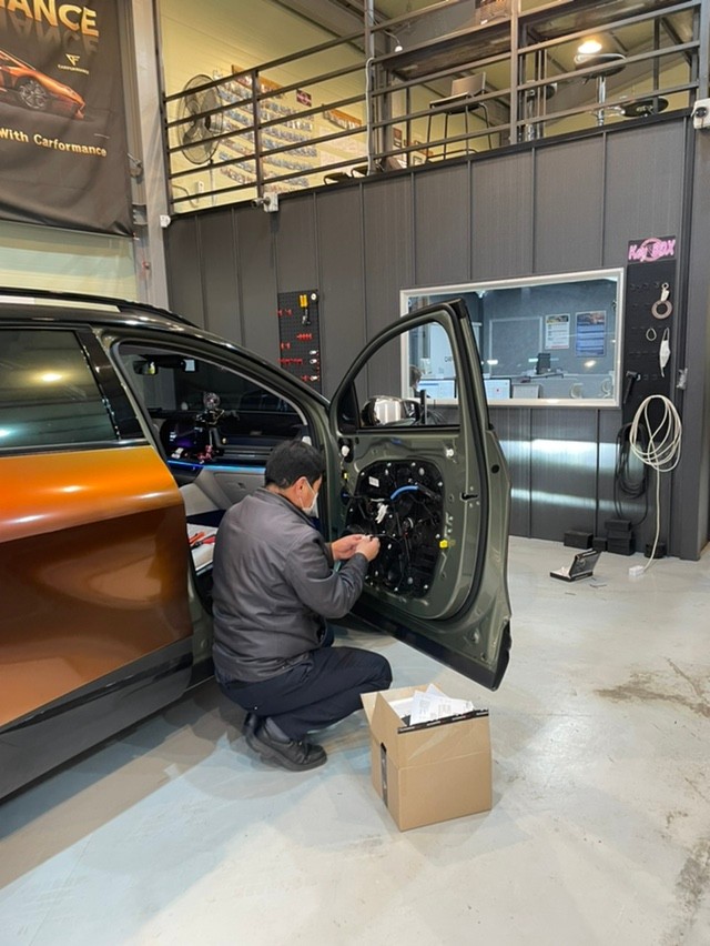 바퀴, 차량, 육상 차량, 실내이(가) 표시된 사진
자동 생성된 설명