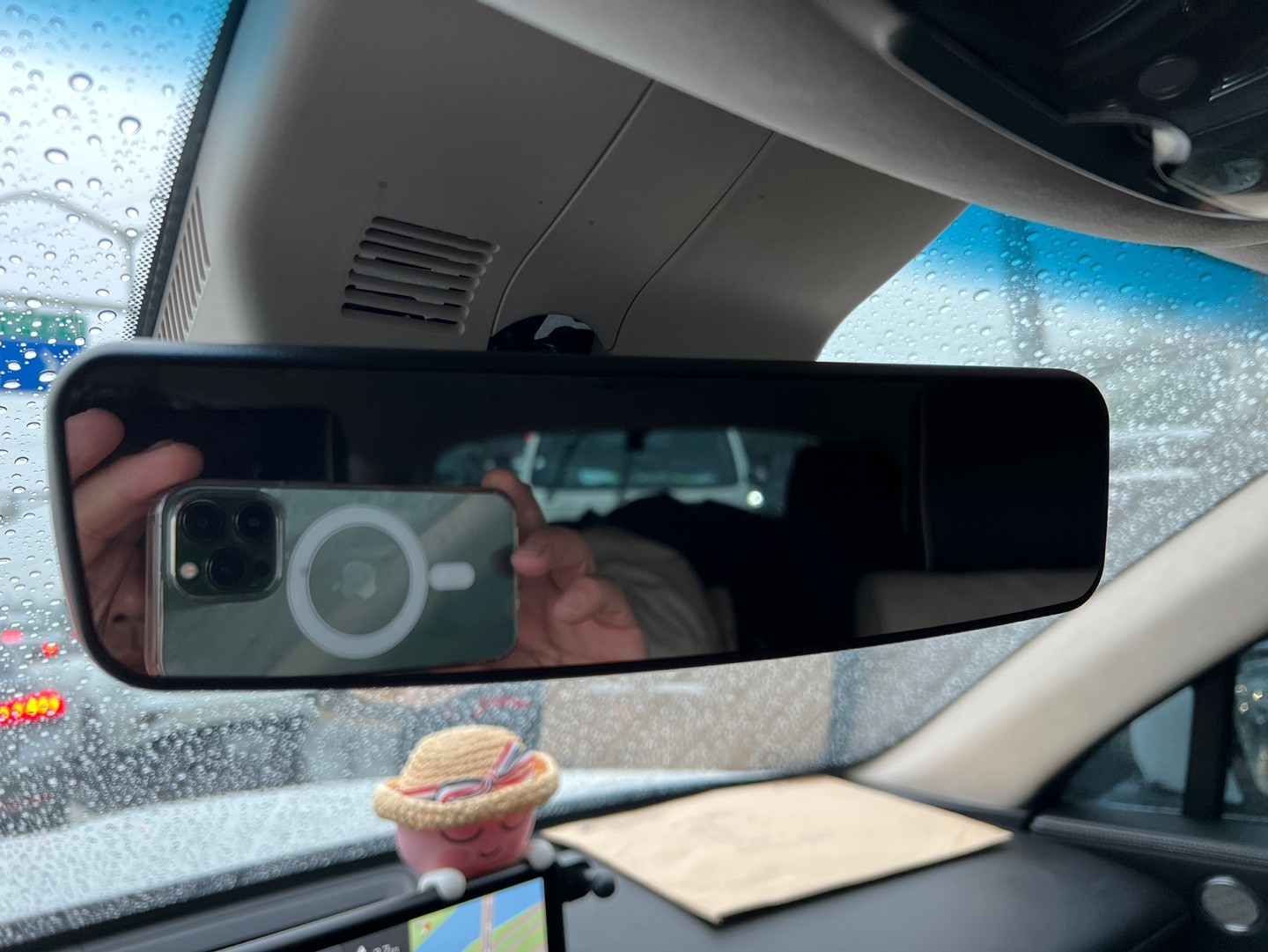 자동차 미러, 백미러, 자동차, 거울이(가) 표시된 사진

자동 생성된 설명