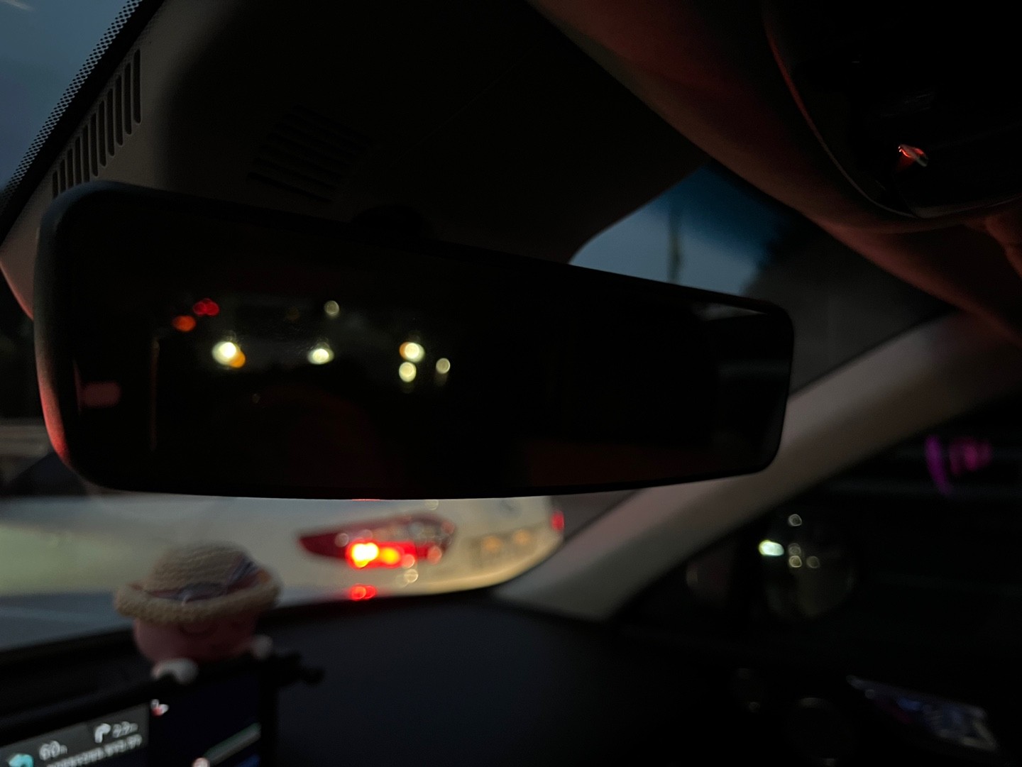 자동차, 거울, 바람막이, 차량이(가) 표시된 사진

자동 생성된 설명