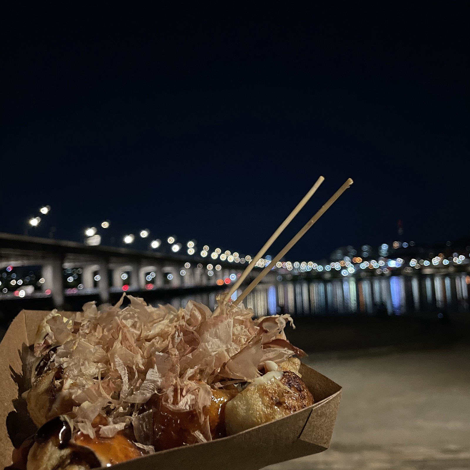 음식, 야외, 스낵, 밤이(가) 표시된 사진
자동 생성된 설명