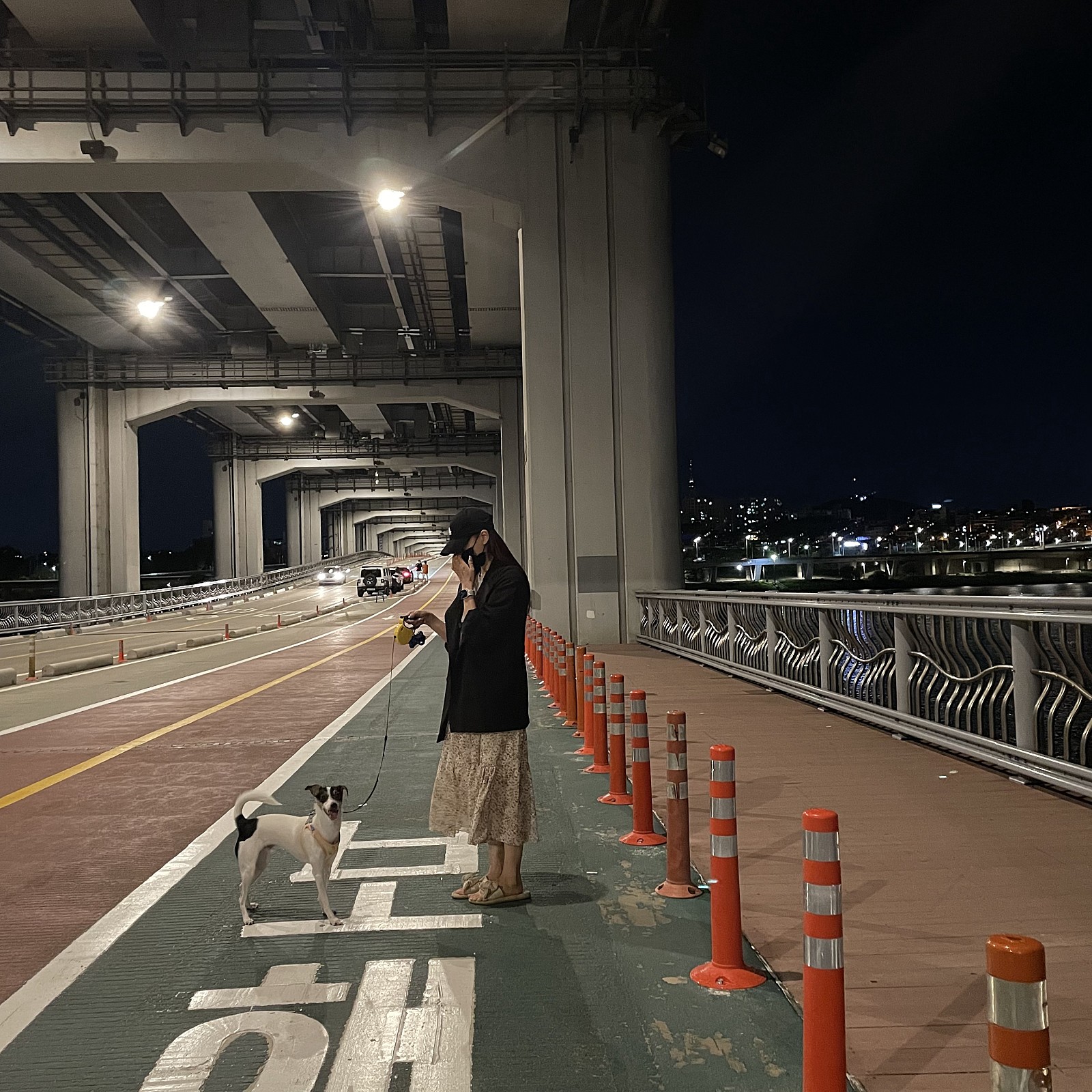 의류, 야외, 사람, 건물이(가) 표시된 사진
자동 생성된 설명