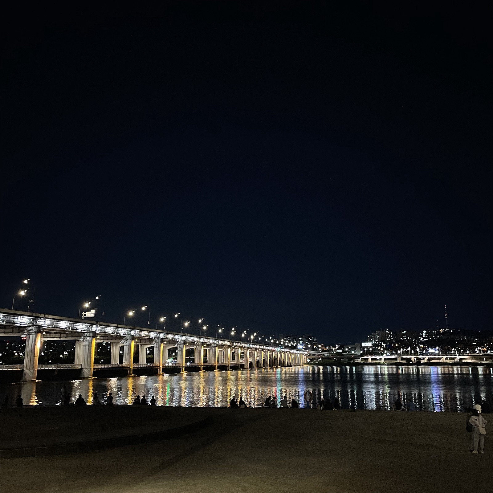 하늘, 야외, 물, 밤이(가) 표시된 사진
자동 생성된 설명