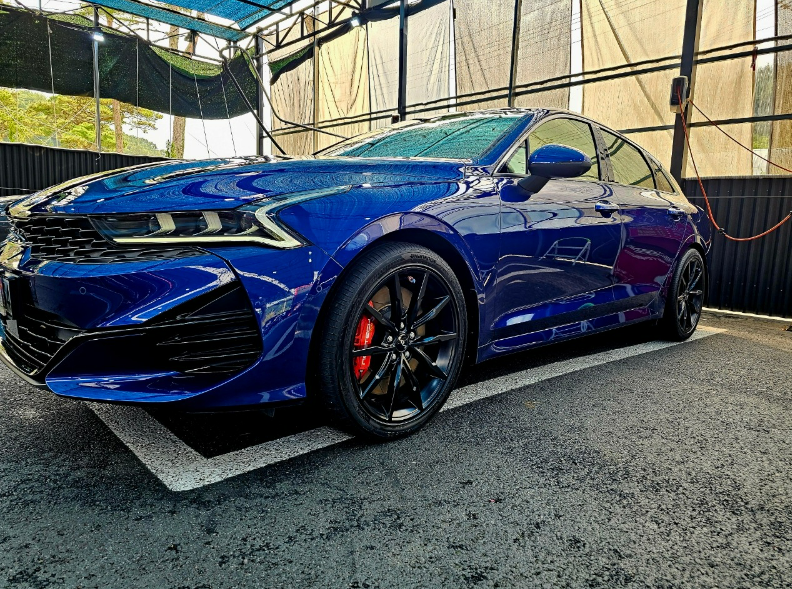 바퀴, 차량, 육상 차량, 자동차 디자인이(가) 표시된 사진
자동 생성된 설명