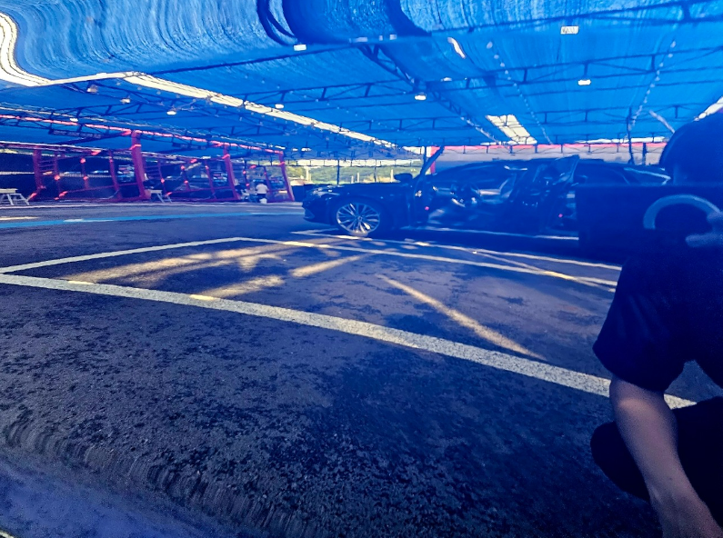 차량, 의류, 사람, 타이어이(가) 표시된 사진
자동 생성된 설명