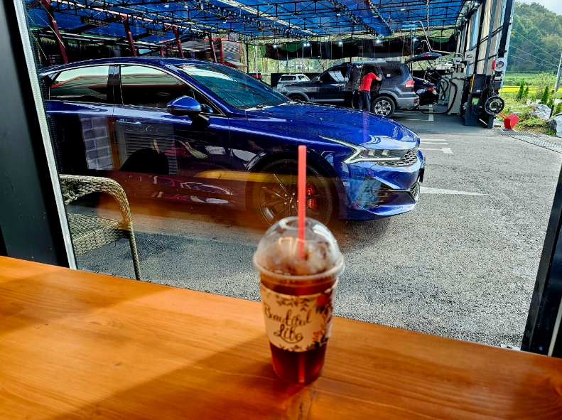 자동차, 차량, 음료, 야외이(가) 표시된 사진
자동 생성된 설명