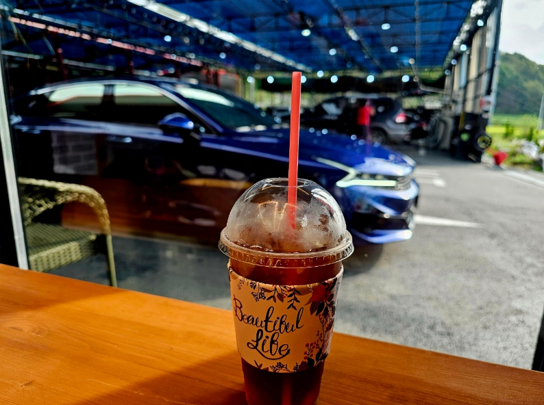 청량 음료, 음식, 야외, 자동차이(가) 표시된 사진
자동 생성된 설명