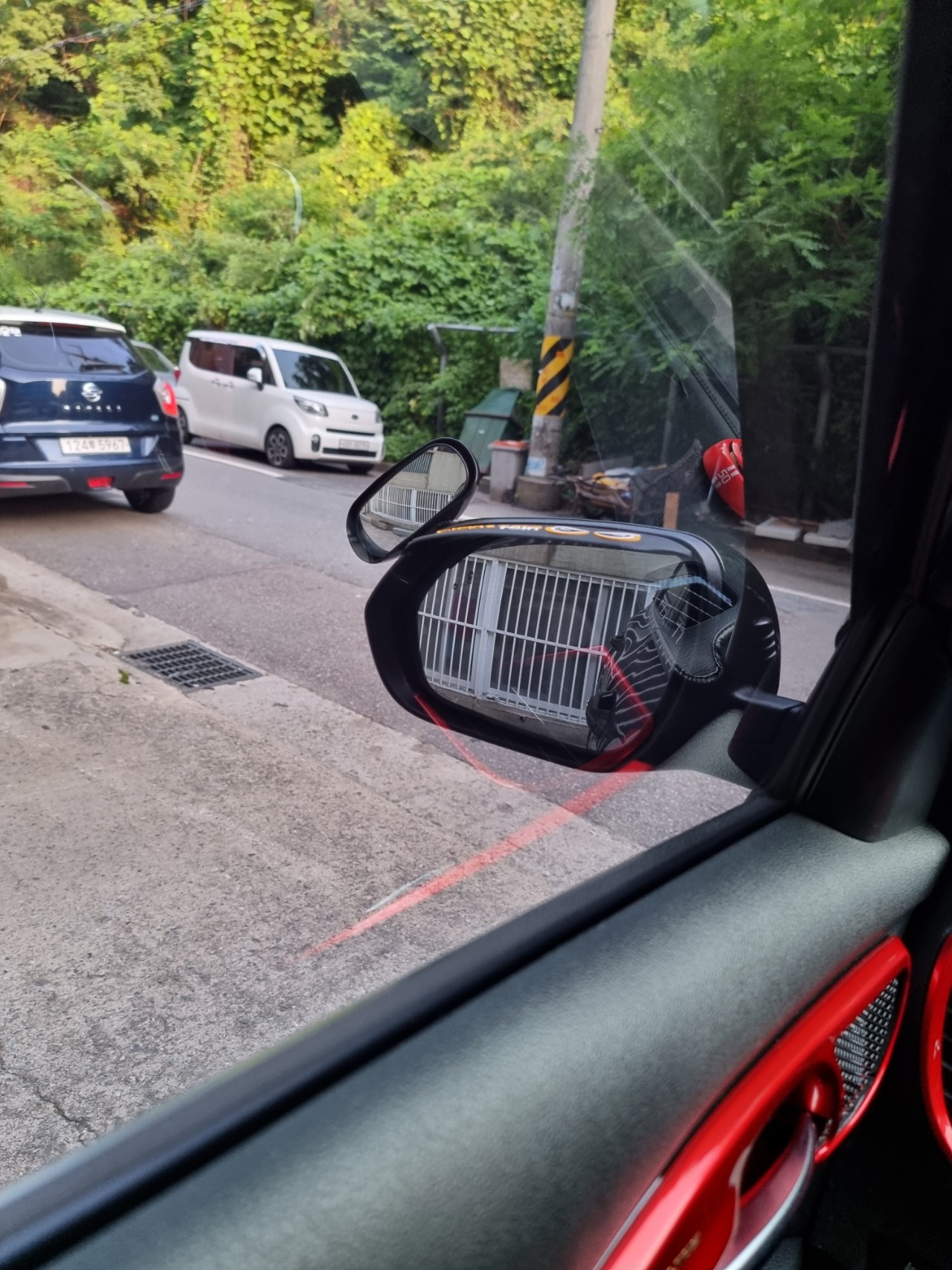 야외, 자동차, 나무, 육상 차량이(가) 표시된 사진
자동 생성된 설명