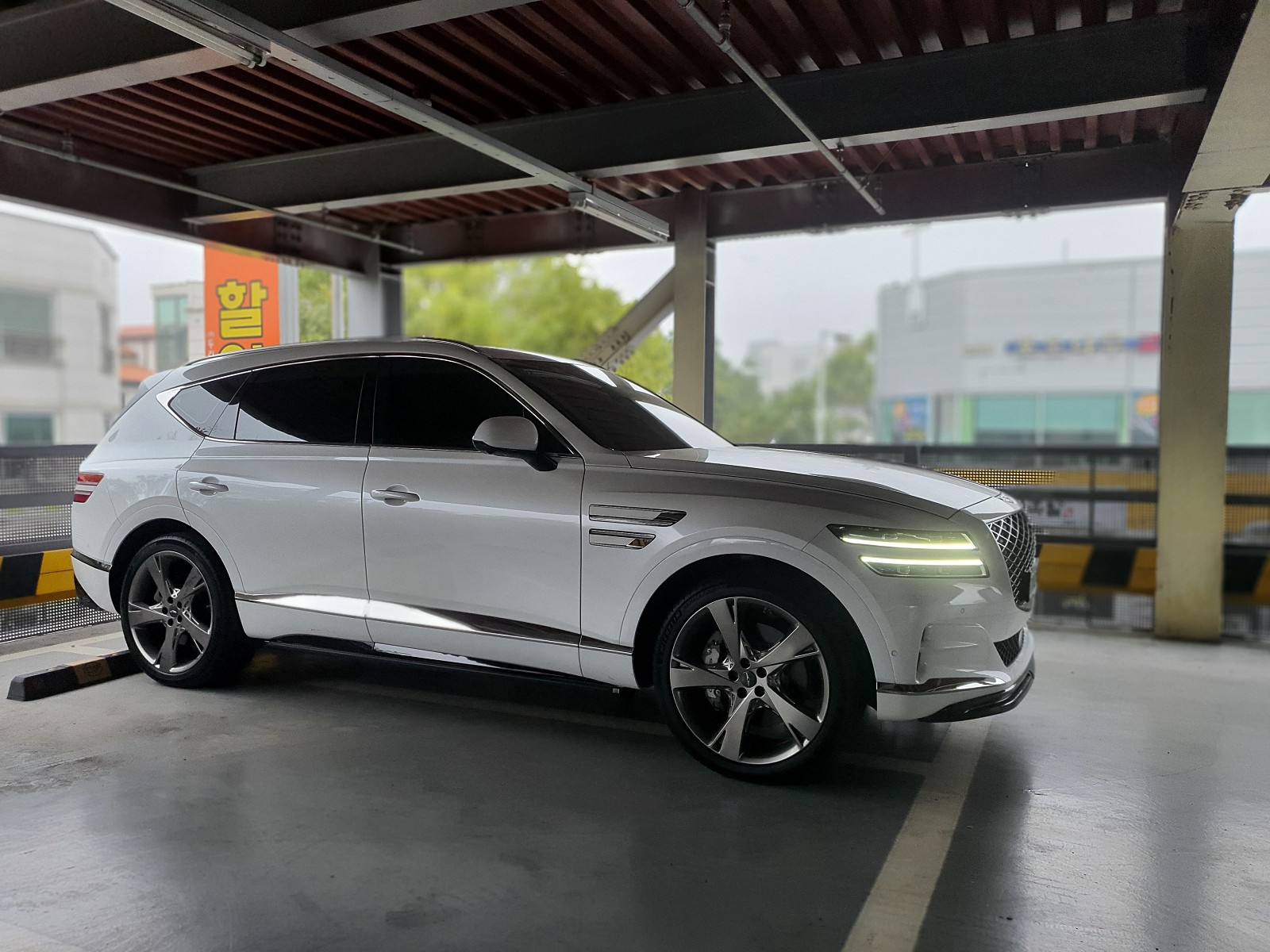 바퀴, 차량, 육상 차량, 타이어이(가) 표시된 사진
자동 생성된 설명