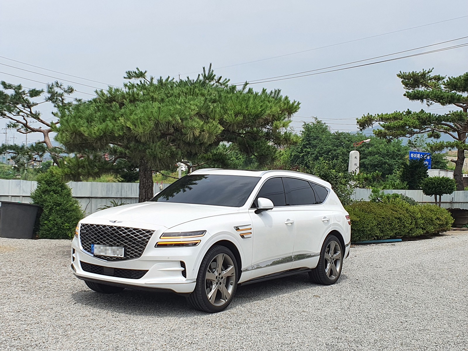 바퀴, 육상 차량, 차량, 하늘이(가) 표시된 사진
자동 생성된 설명