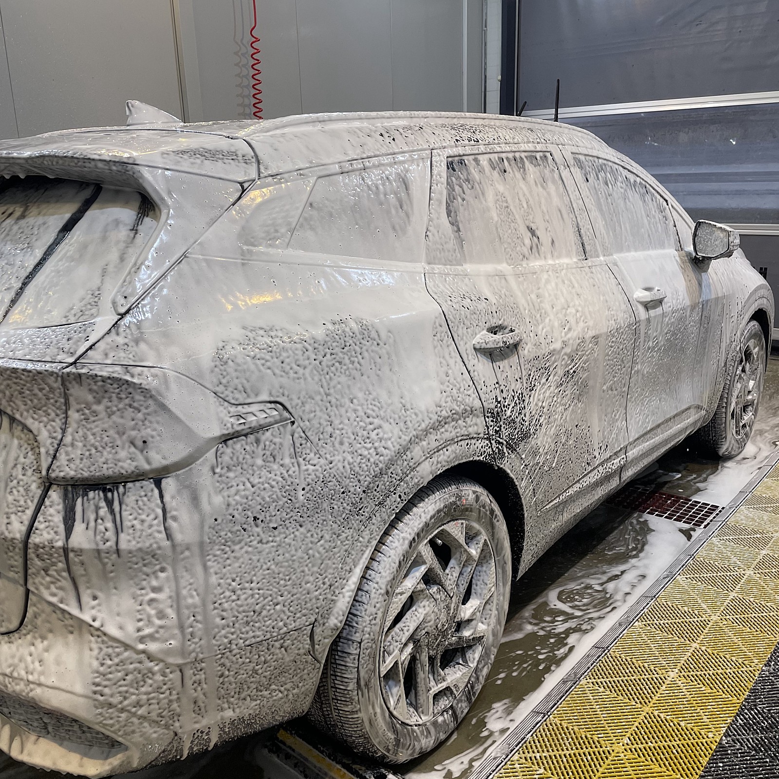 차량, 바퀴, 타이어, 육상 차량이(가) 표시된 사진
자동 생성된 설명