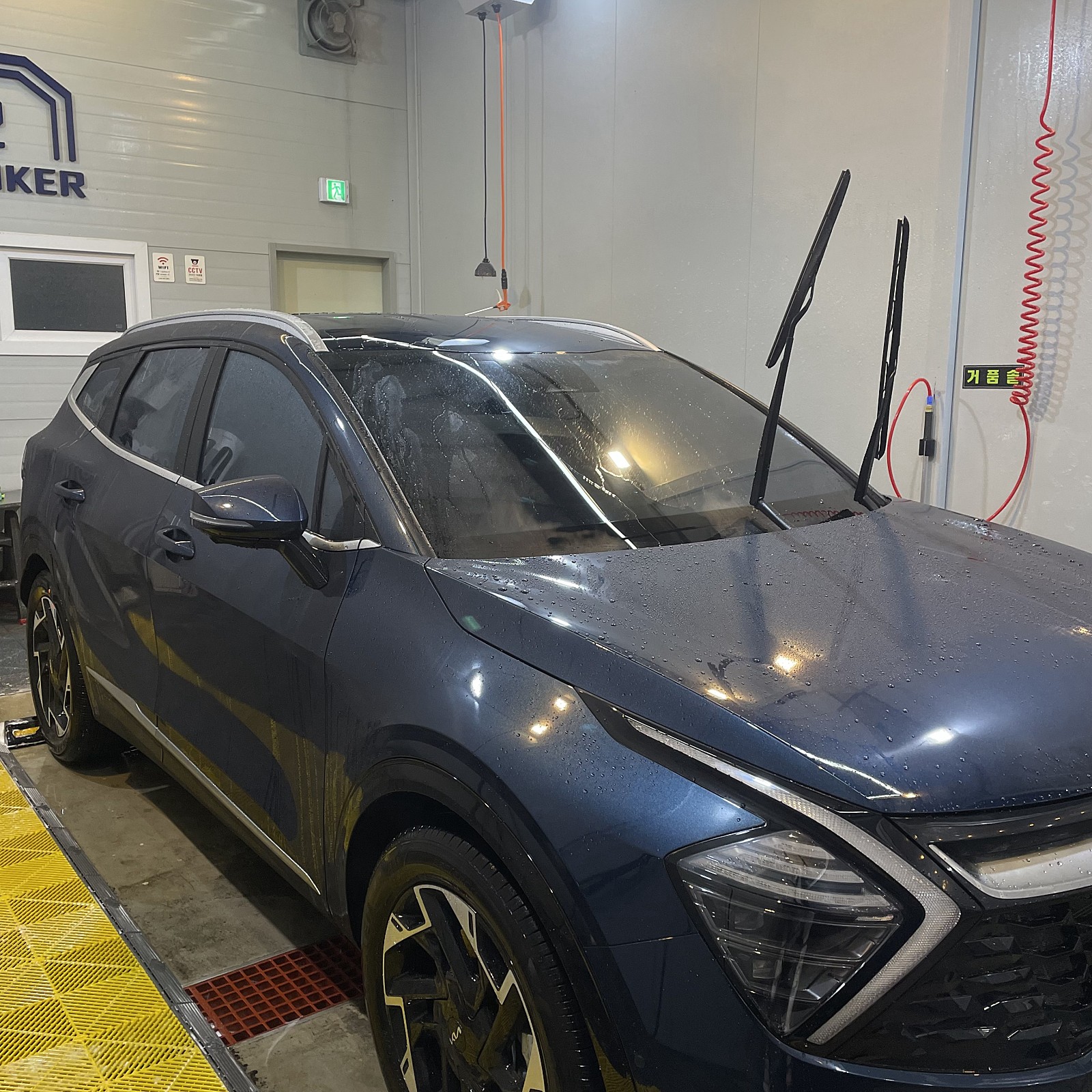 바퀴, 타이어, 차량, 실내이(가) 표시된 사진
자동 생성된 설명