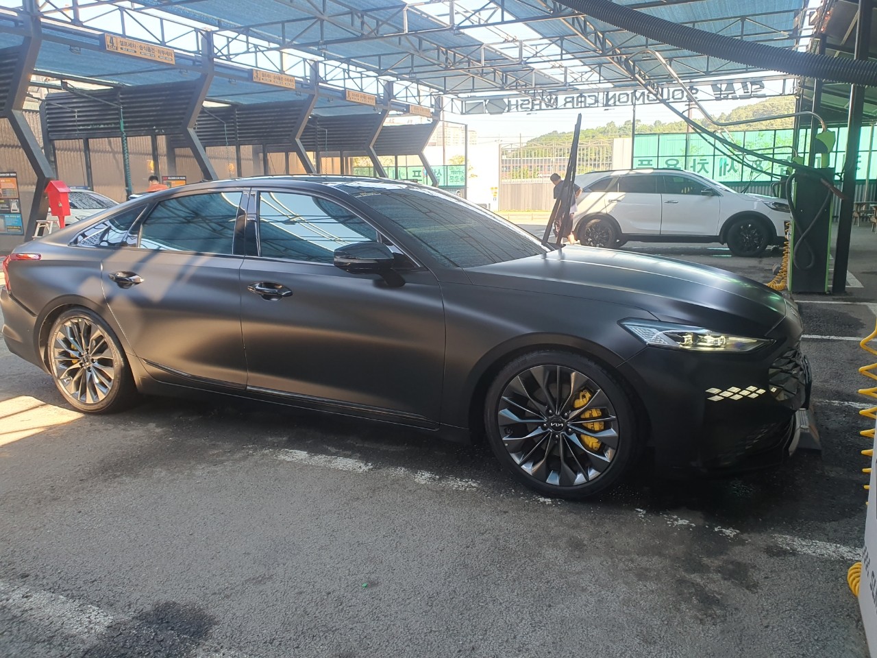 바퀴, 육상 차량, 차량, 타이어이(가) 표시된 사진
자동 생성된 설명