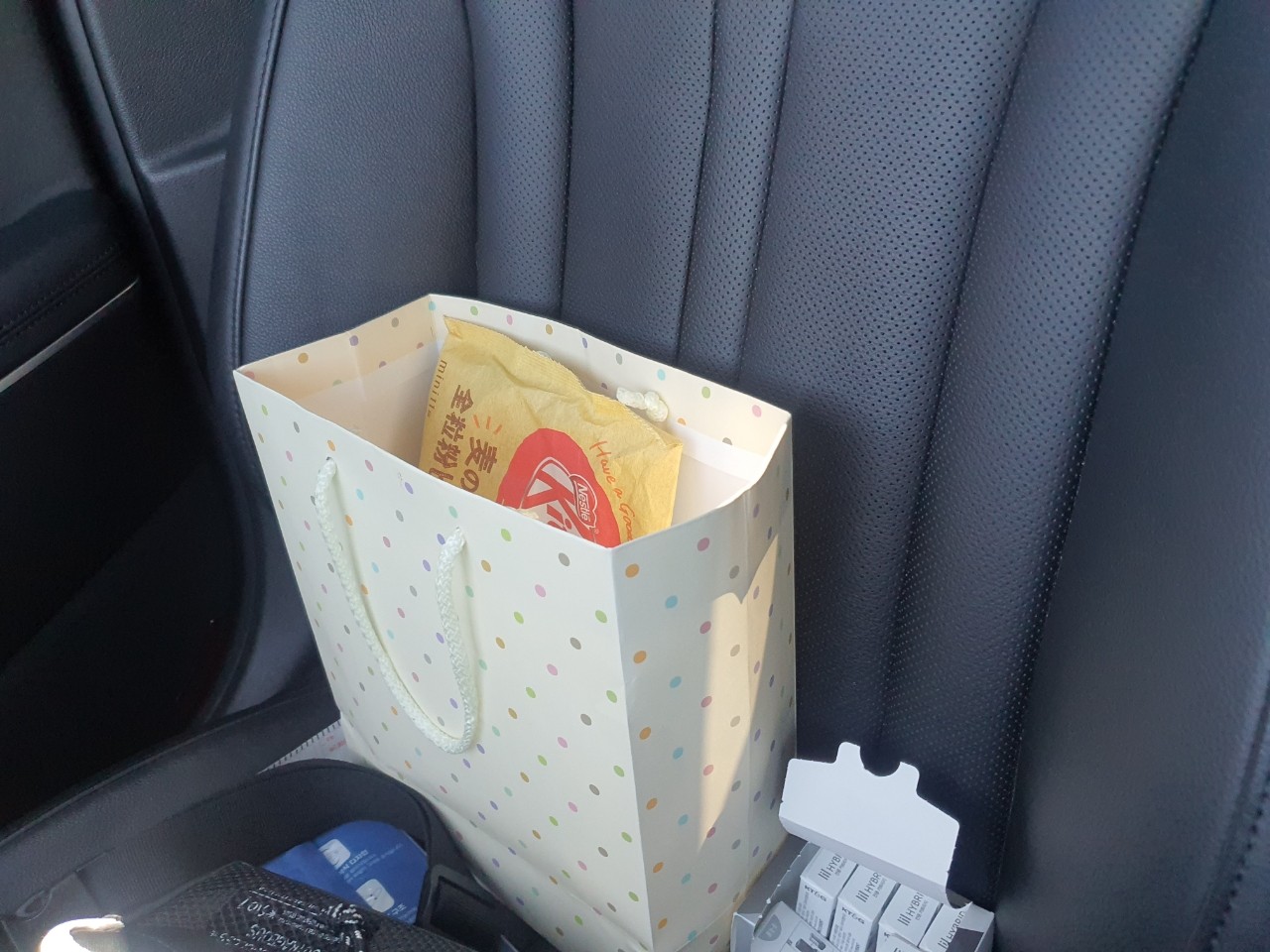 자동차, 카시트 커버, 텍스트, 안전 벨트이(가) 표시된 사진
자동 생성된 설명