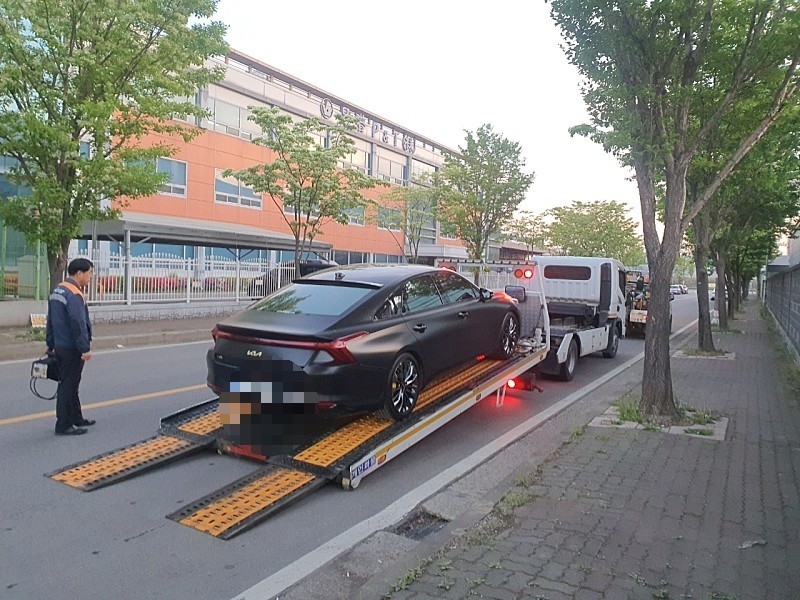 야외, 육상 차량, 차량, 하늘이(가) 표시된 사진
자동 생성된 설명