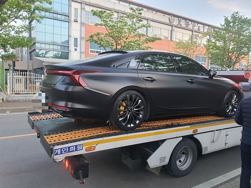 바퀴, 육상 차량, 차량, 타이어이(가) 표시된 사진
자동 생성된 설명