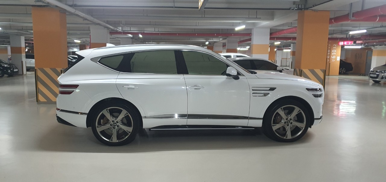 바퀴, 육상 차량, 차량, 타이어이(가) 표시된 사진
자동 생성된 설명