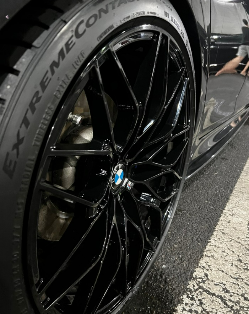 타이어, 바퀴, 자동차 부품, 교통이(가) 표시된 사진

자동 생성된 설명