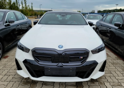 차량, 육상 차량, 개인용 럭셔리카, 럭셔리 자동차이(가) 표시된 사진
자동 생성된 설명