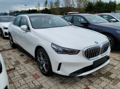 차량, 육상 차량, 바퀴, 럭셔리 자동차이(가) 표시된 사진
자동 생성된 설명