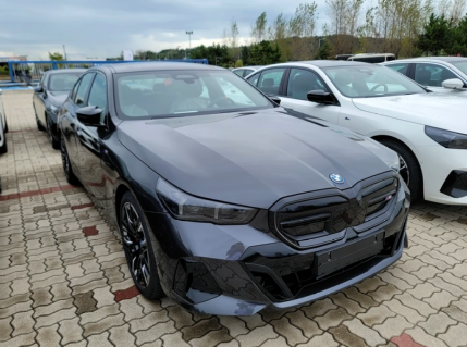 차량, 육상 차량, 바퀴, 하늘이(가) 표시된 사진
자동 생성된 설명