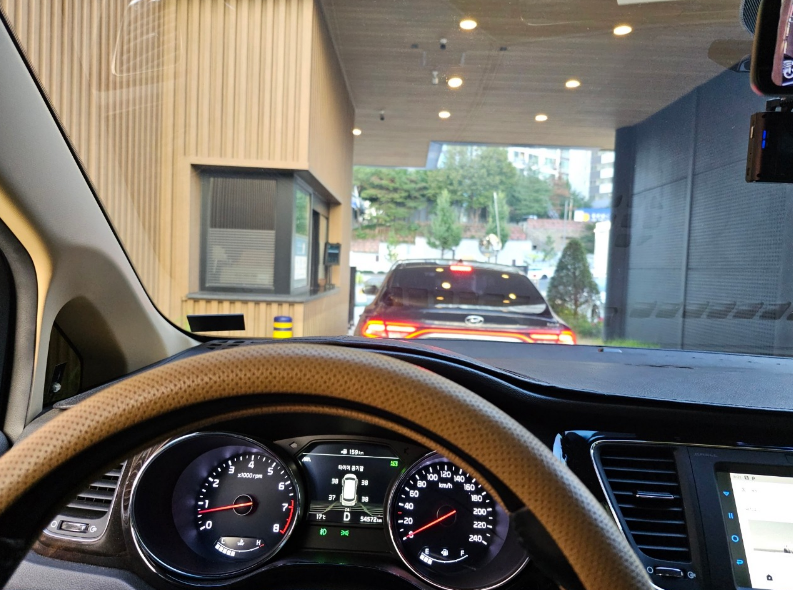 자동차, 차량, 게이지, 육상 차량이(가) 표시된 사진
자동 생성된 설명