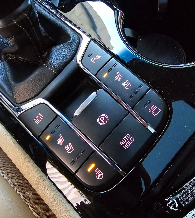 교통, 센터 콘솔, 자동차, 기어 변속기이(가) 표시된 사진
자동 생성된 설명