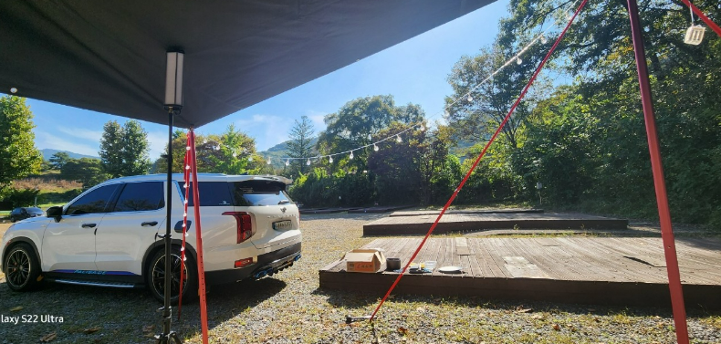 야외, 나무, 차량, 육상 차량이(가) 표시된 사진
자동 생성된 설명